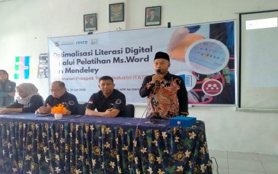 Berkat Literasi Digital, Siswa Semakin Siap Hadapi Dunia Akademik: Mahasiswa KKN TI ITATS Latih MS Word & Mendeley di Gresik